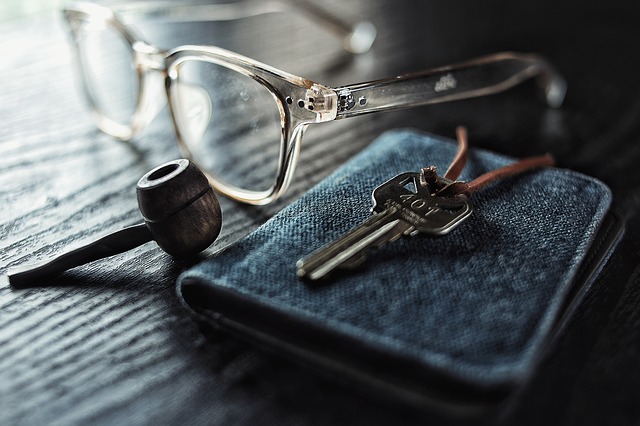 brýle peněženka klíč