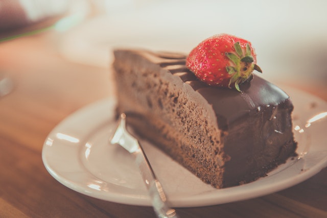 nezdravé jídlo, čokoládový dort, jahoda