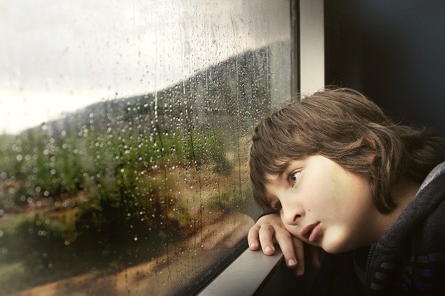 chlapec u okna
